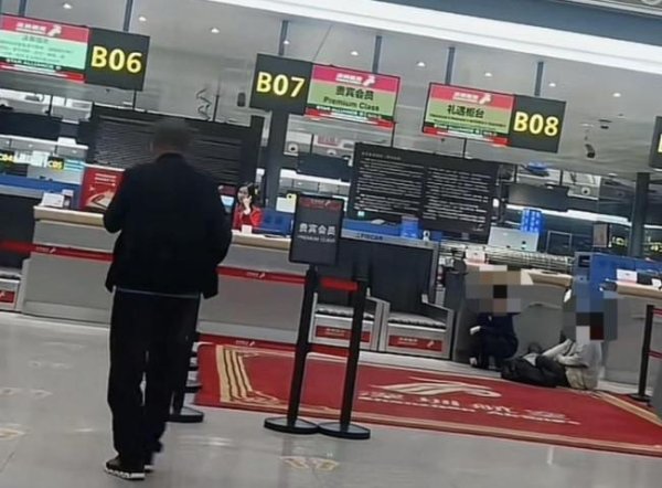 科云汇 母子错过航班时间大闹机场 表姐弟澄清误会