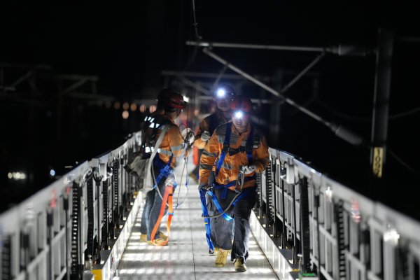 博星配资 人防技防共护运营安全——夜访首条民营控股高铁线路维护